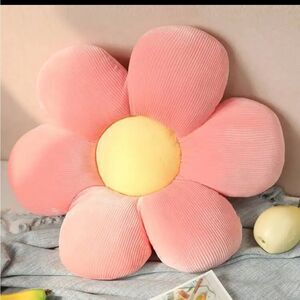 ‎PLUSH HUGGY FLOWER PILLOW